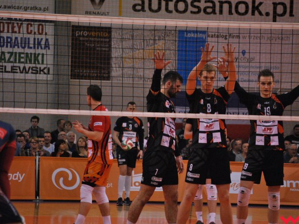 Marketingowe zwycięstwo i sportowa porażka. Pomarańczowi nie zawiedli swoich kibiców (galeria)