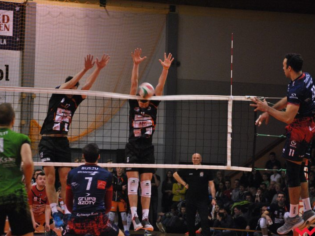 Marketingowe zwycięstwo i sportowa porażka. Pomarańczowi nie zawiedli swoich kibiców (galeria)