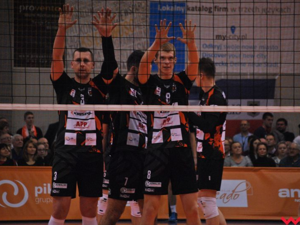 Marketingowe zwycięstwo i sportowa porażka. Pomarańczowi nie zawiedli swoich kibiców (galeria)