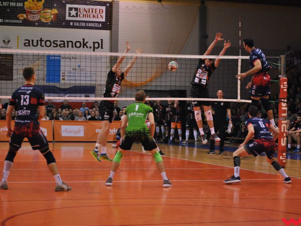 Marketingowe zwycięstwo i sportowa porażka. Pomarańczowi nie zawiedli swoich kibiców (galeria)