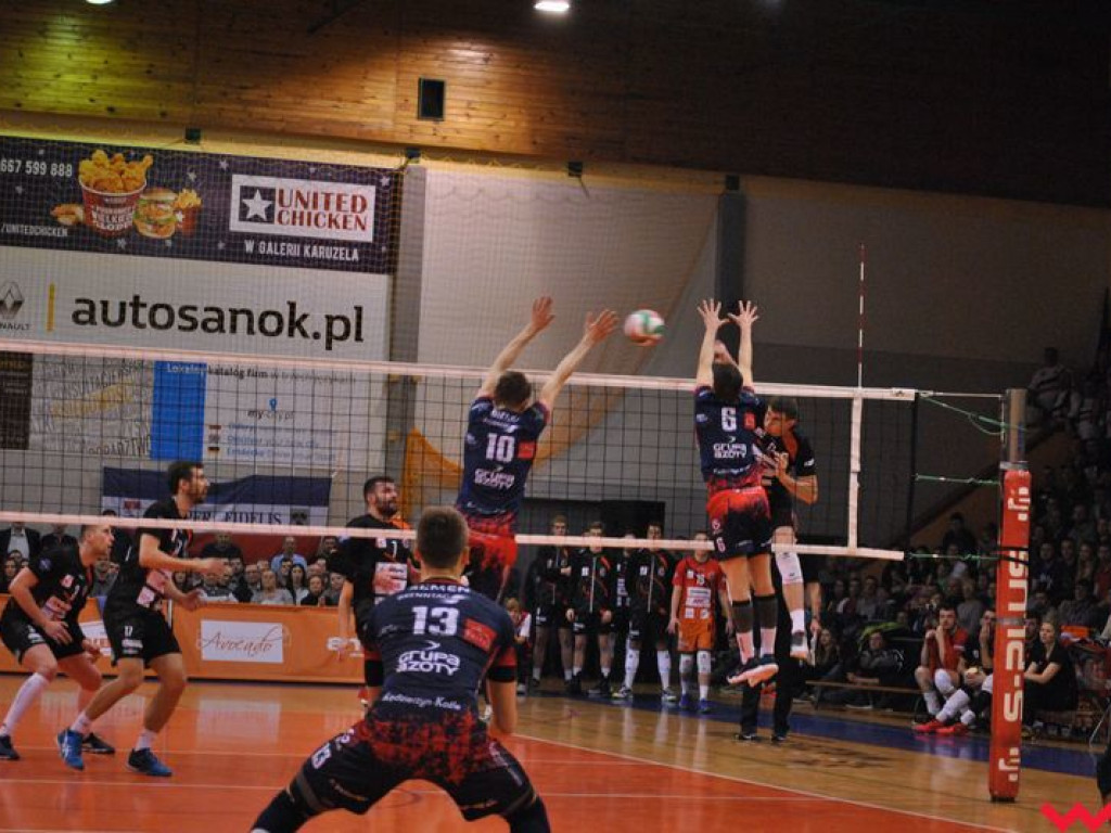 Marketingowe zwycięstwo i sportowa porażka. Pomarańczowi nie zawiedli swoich kibiców (galeria)