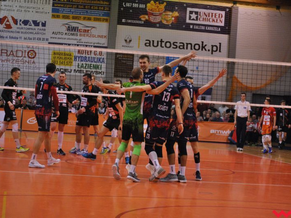 Marketingowe zwycięstwo i sportowa porażka. Pomarańczowi nie zawiedli swoich kibiców (galeria)