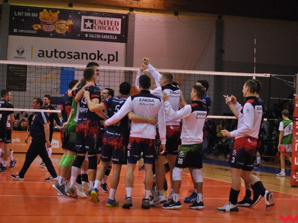 Marketingowe zwycięstwo i sportowa porażka. Pomarańczowi nie zawiedli swoich kibiców (galeria)
