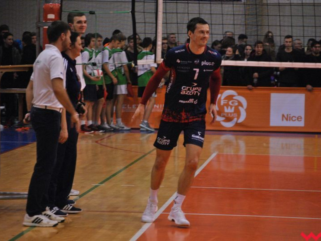 Marketingowe zwycięstwo i sportowa porażka. Pomarańczowi nie zawiedli swoich kibiców (galeria)