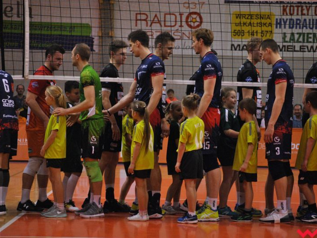 Marketingowe zwycięstwo i sportowa porażka. Pomarańczowi nie zawiedli swoich kibiców (galeria)