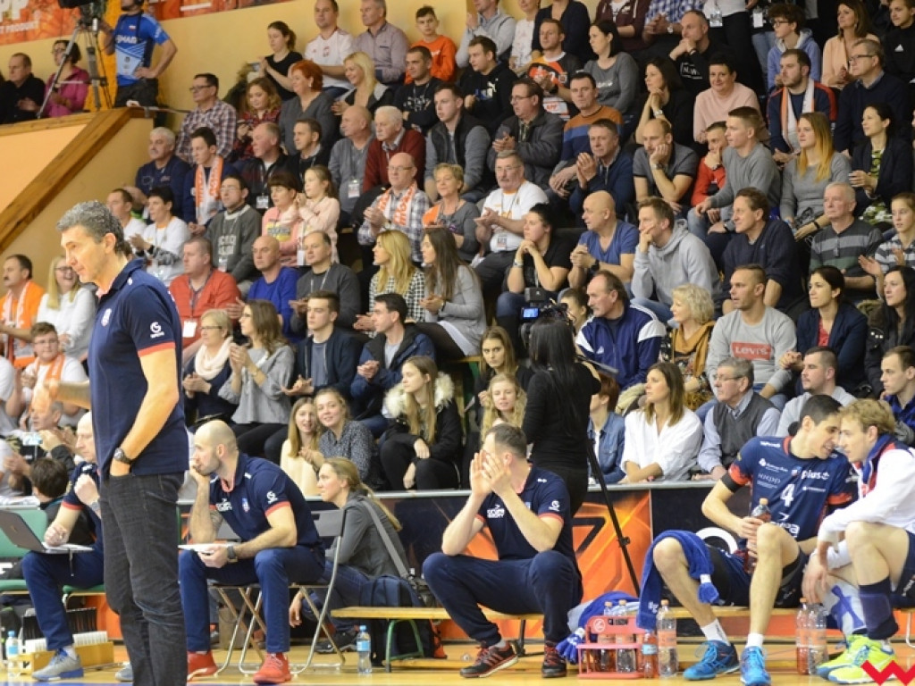 Marketingowe zwycięstwo i sportowa porażka. Pomarańczowi nie zawiedli swoich kibiców (galeria)