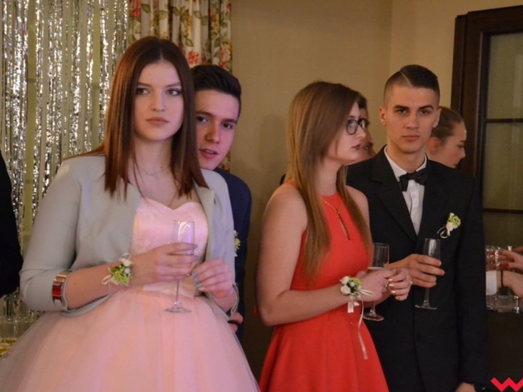 Studniówka 2018. Zobacz jak poloneza zatańczyli maturzyści „rolnika”