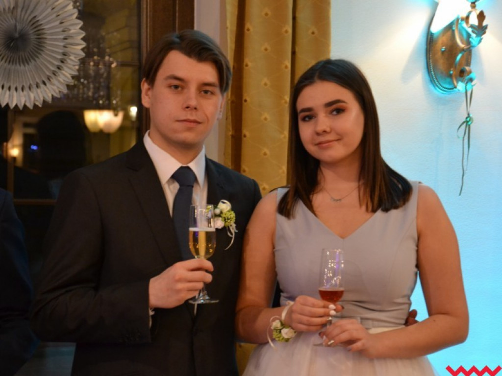 Studniówka 2018. Zobacz jak poloneza zatańczyli maturzyści „rolnika”