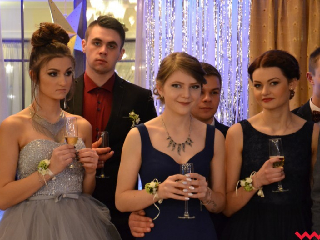 Studniówka 2018. Zobacz jak poloneza zatańczyli maturzyści „rolnika”