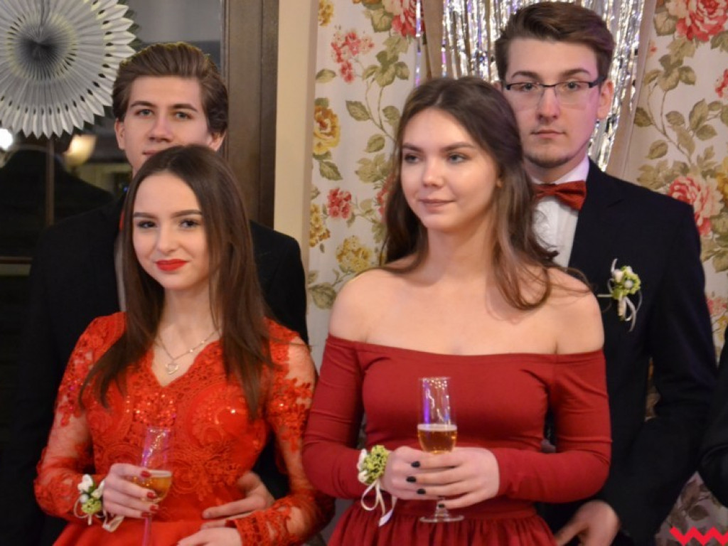 Studniówka 2018. Zobacz jak poloneza zatańczyli maturzyści „rolnika”