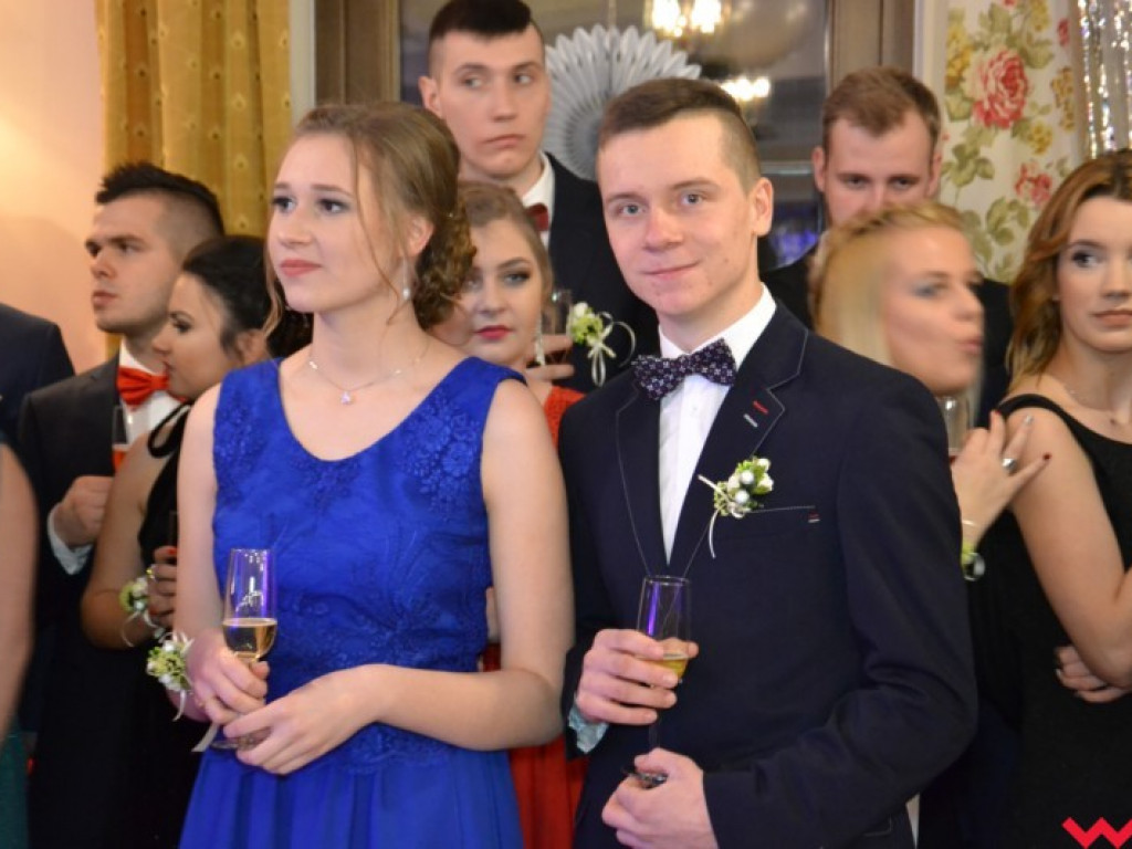 Studniówka 2018. Zobacz jak poloneza zatańczyli maturzyści „rolnika”