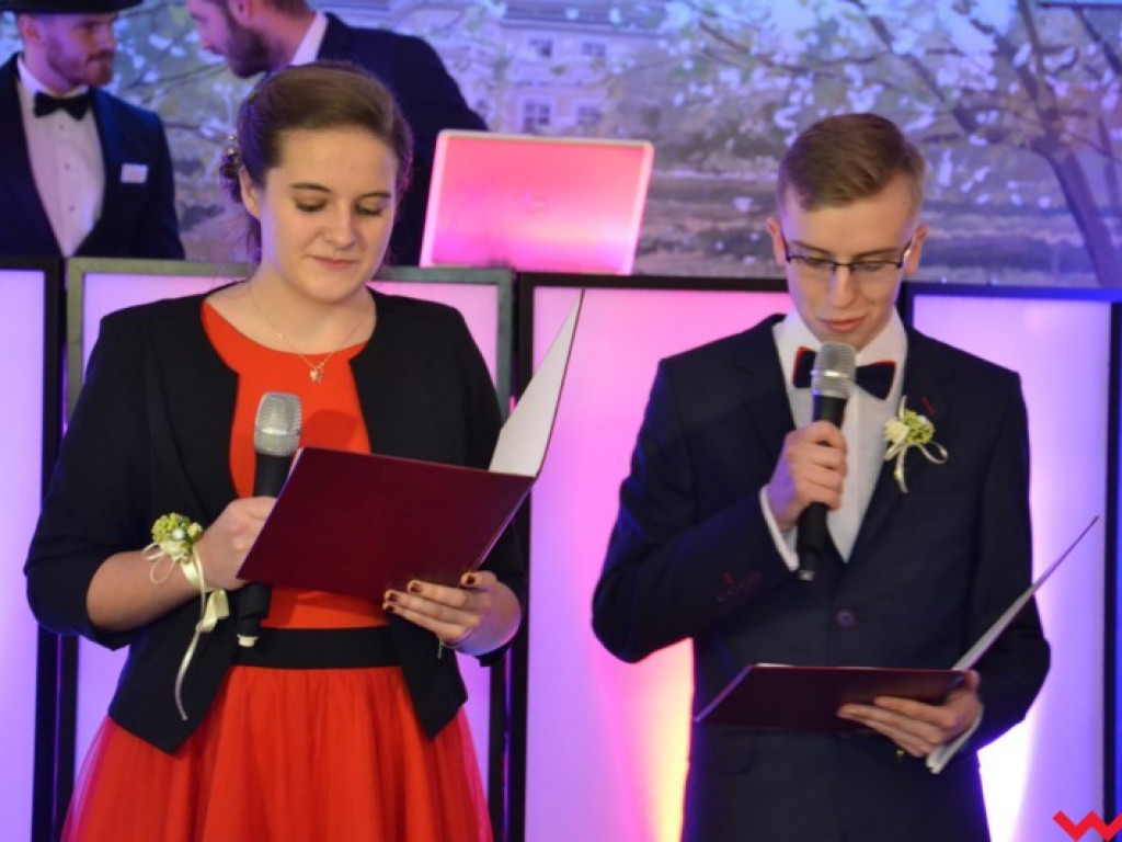 Studniówka 2018. Zobacz jak poloneza zatańczyli maturzyści „rolnika”