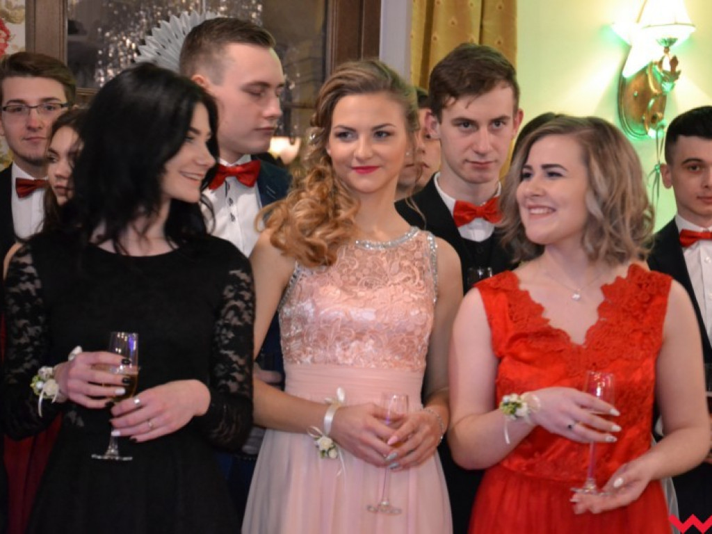 Studniówka 2018. Zobacz jak poloneza zatańczyli maturzyści „rolnika”