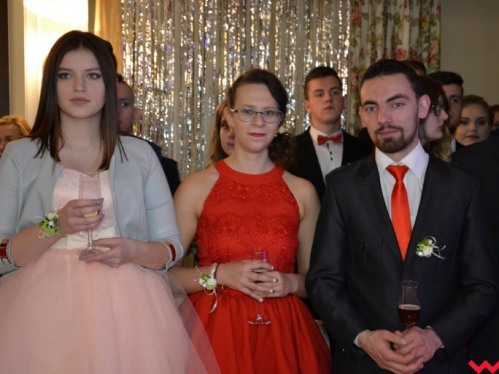 Studniówka 2018. Zobacz jak poloneza zatańczyli maturzyści „rolnika”