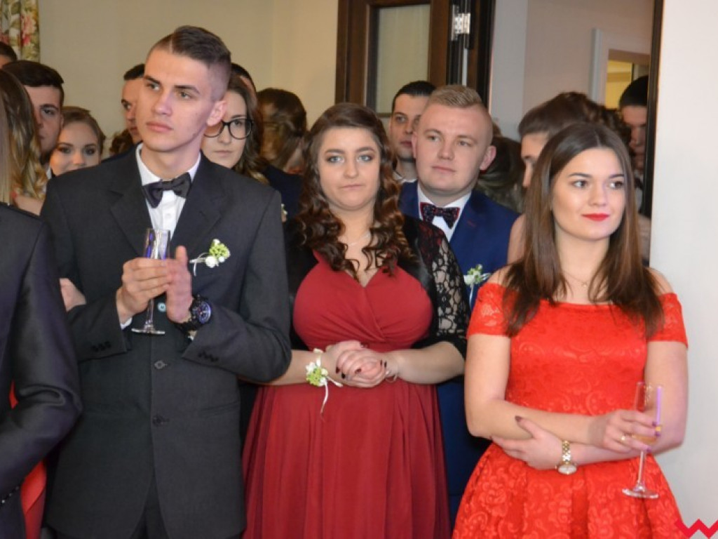 Studniówka 2018. Zobacz jak poloneza zatańczyli maturzyści „rolnika”