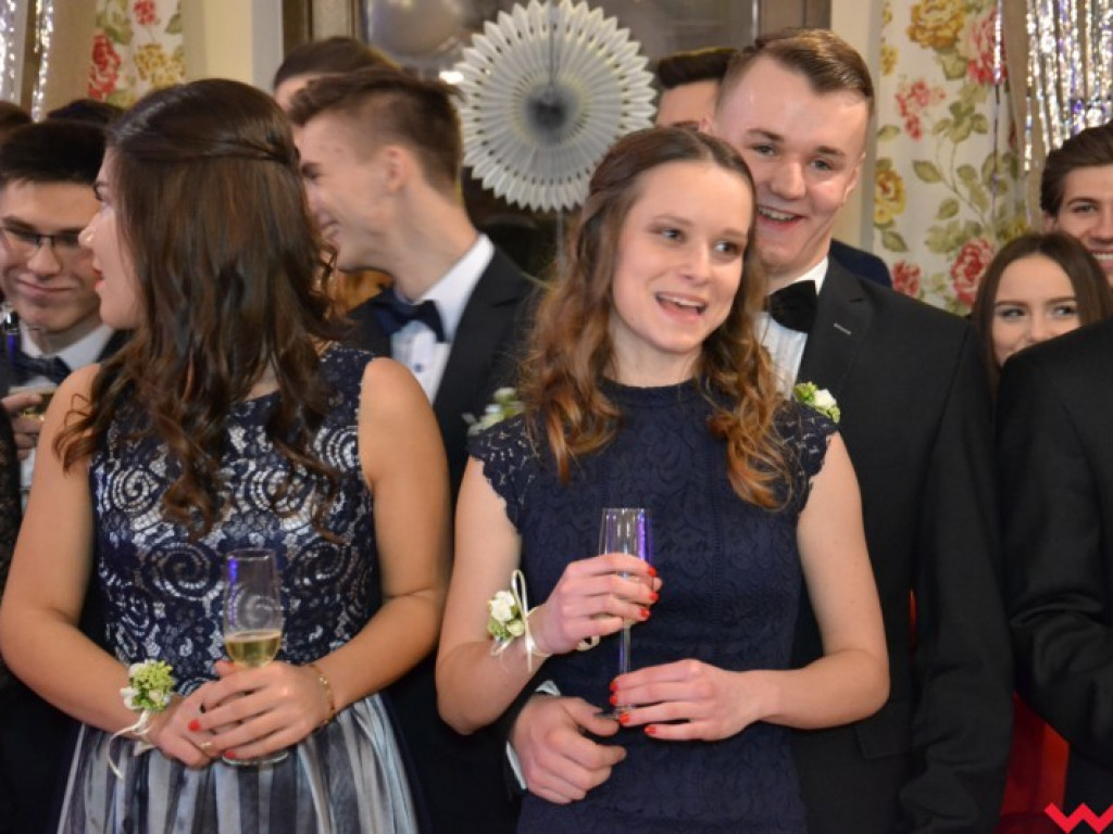 Studniówka 2018. Zobacz jak poloneza zatańczyli maturzyści „rolnika”