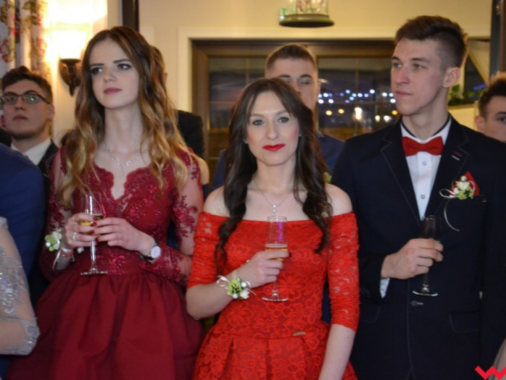 Studniówka 2018. Zobacz jak poloneza zatańczyli maturzyści „rolnika”