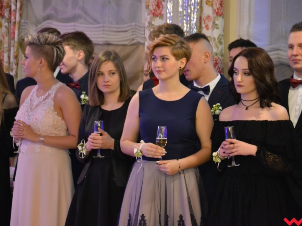 Studniówka 2018. Zobacz jak poloneza zatańczyli maturzyści „rolnika”