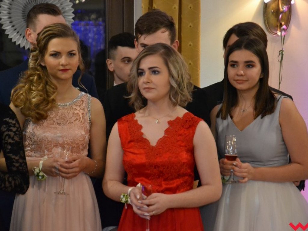 Studniówka 2018. Zobacz jak poloneza zatańczyli maturzyści „rolnika”