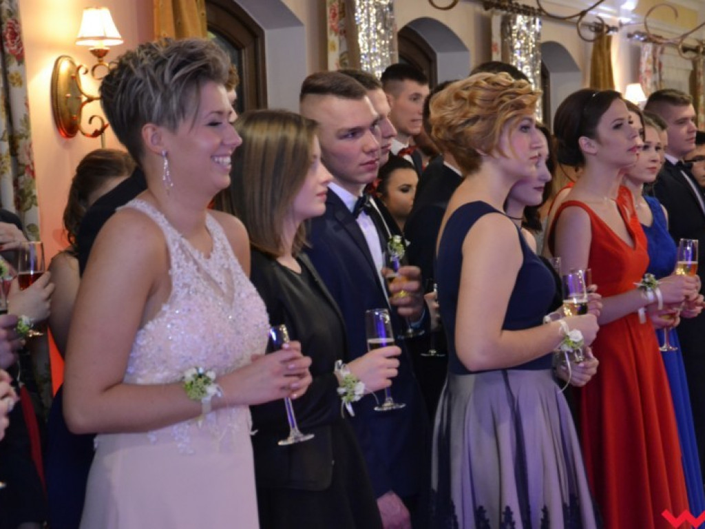 Studniówka 2018. Zobacz jak poloneza zatańczyli maturzyści „rolnika”