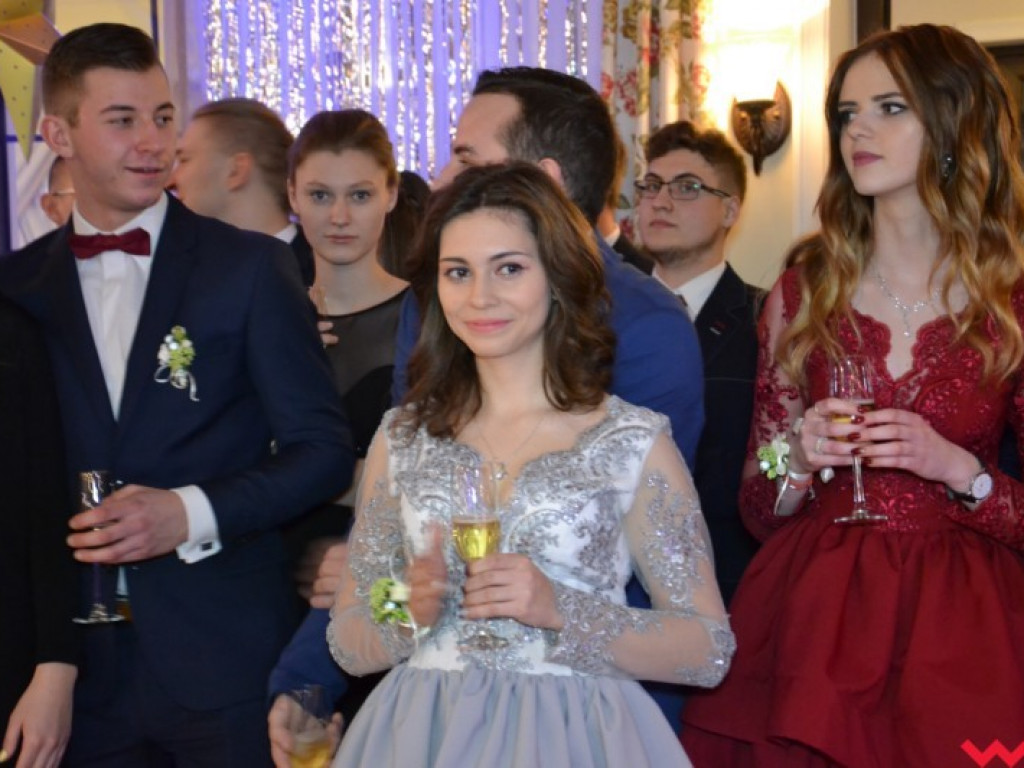 Studniówka 2018. Zobacz jak poloneza zatańczyli maturzyści „rolnika”