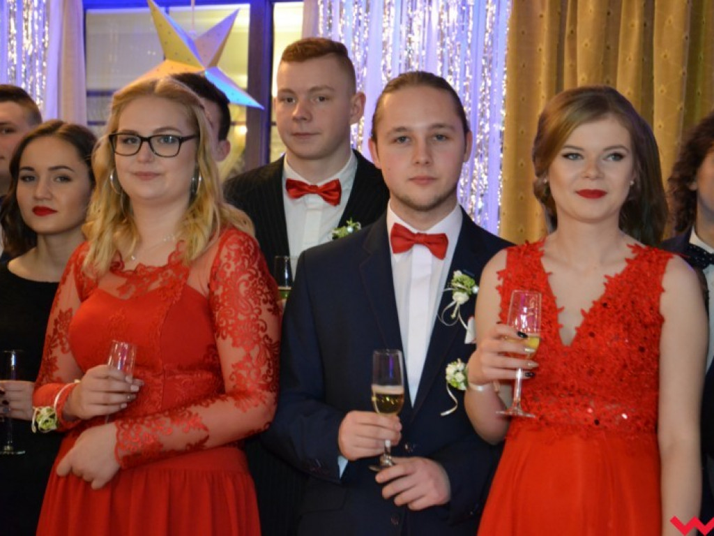 Studniówka 2018. Zobacz jak poloneza zatańczyli maturzyści „rolnika”