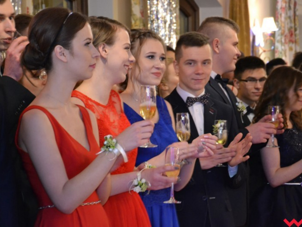 Studniówka 2018. Zobacz jak poloneza zatańczyli maturzyści „rolnika”