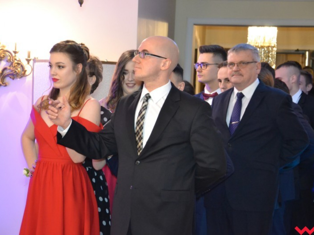 Studniówka 2018. Zobacz jak poloneza zatańczyli maturzyści „rolnika”