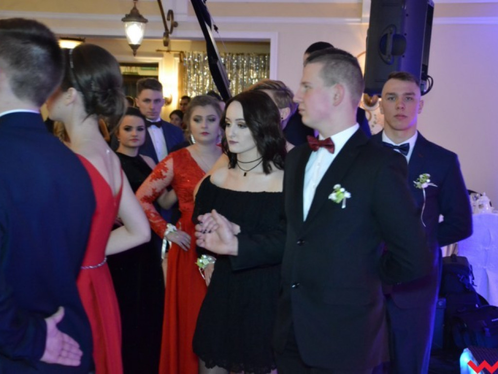 Studniówka 2018. Zobacz jak poloneza zatańczyli maturzyści „rolnika”