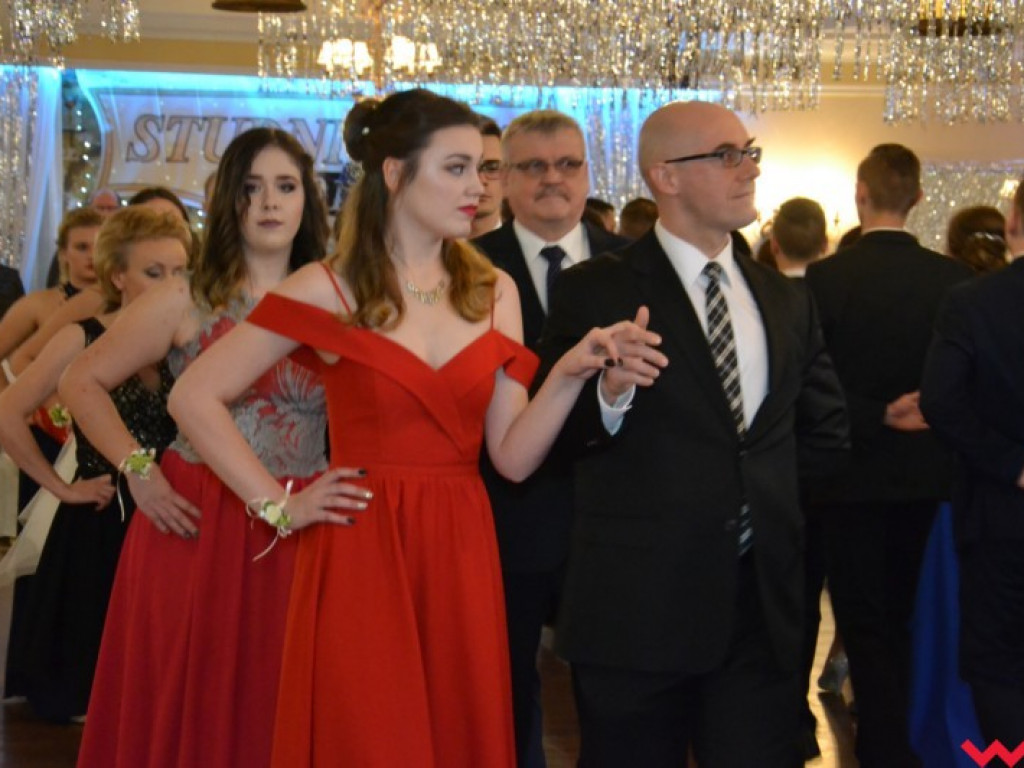 Studniówka 2018. Zobacz jak poloneza zatańczyli maturzyści „rolnika”