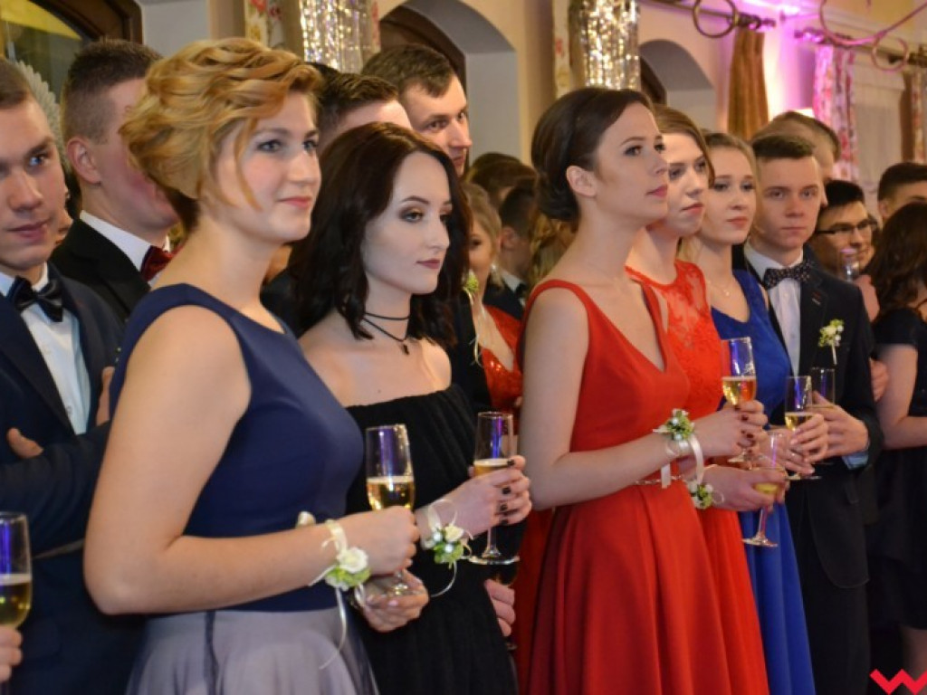 Studniówka 2018. Zobacz jak poloneza zatańczyli maturzyści „rolnika”