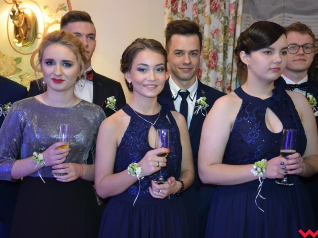 Studniówka 2018. Zobacz jak poloneza zatańczyli maturzyści „rolnika”