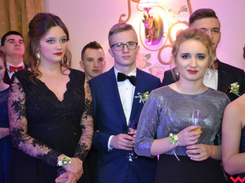 Studniówka 2018. Zobacz jak poloneza zatańczyli maturzyści „rolnika”