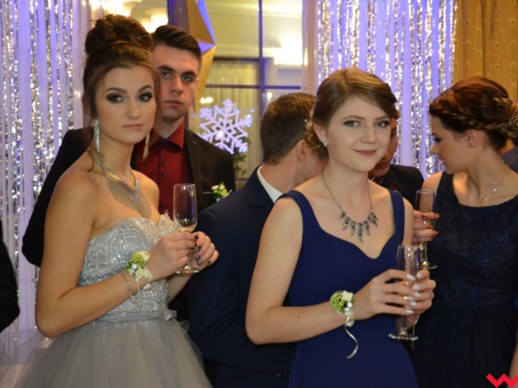 Studniówka 2018. Zobacz jak poloneza zatańczyli maturzyści „rolnika”