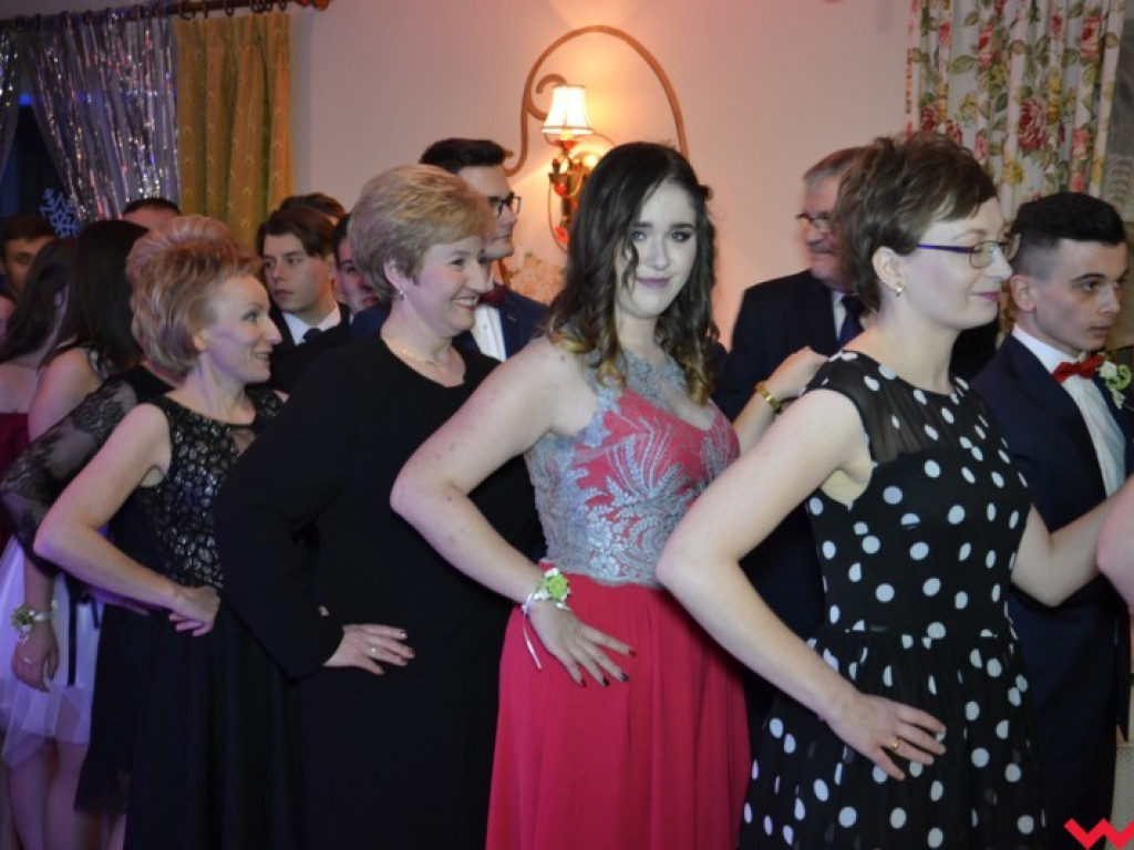 Studniówka 2018. Zobacz jak poloneza zatańczyli maturzyści „rolnika”