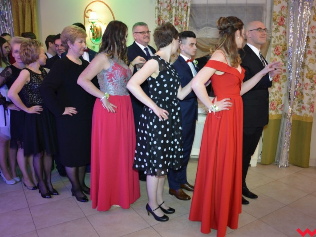 Studniówka 2018. Zobacz jak poloneza zatańczyli maturzyści „rolnika”