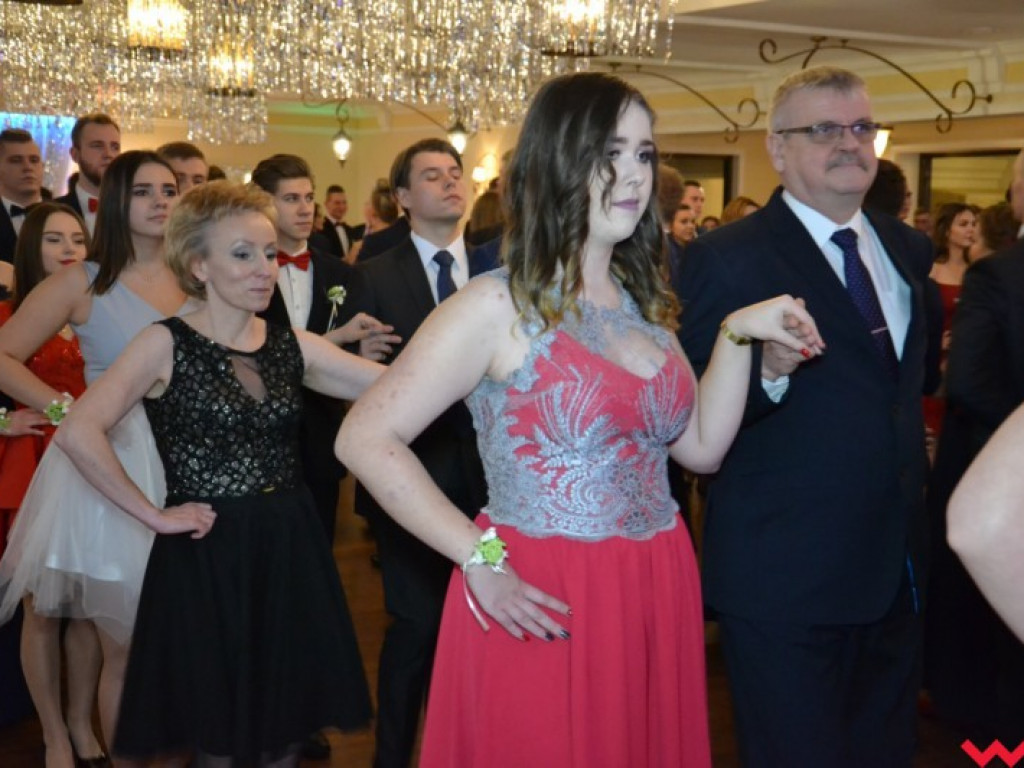 Studniówka 2018. Zobacz jak poloneza zatańczyli maturzyści „rolnika”