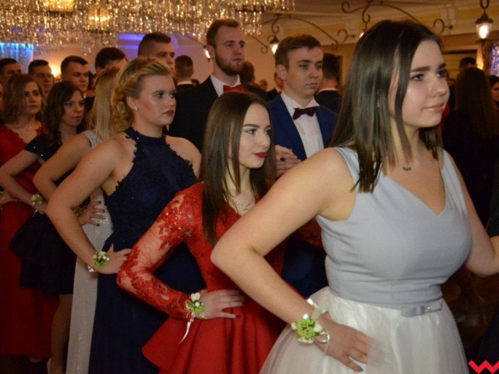 Studniówka 2018. Zobacz jak poloneza zatańczyli maturzyści „rolnika”