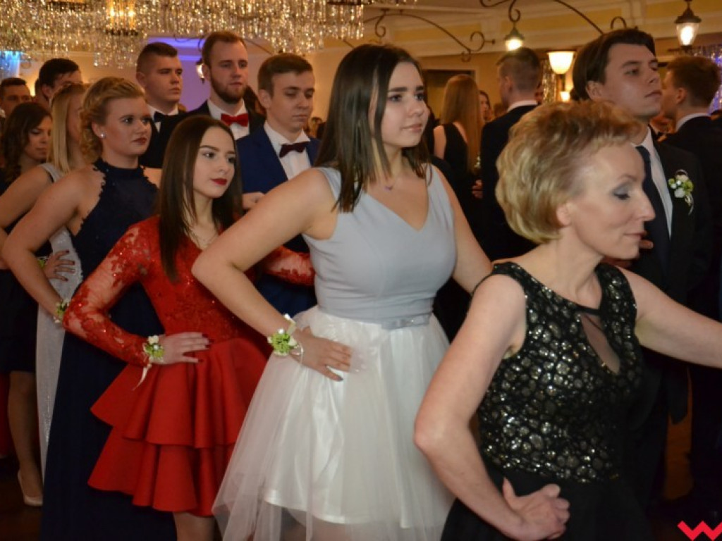 Studniówka 2018. Zobacz jak poloneza zatańczyli maturzyści „rolnika”