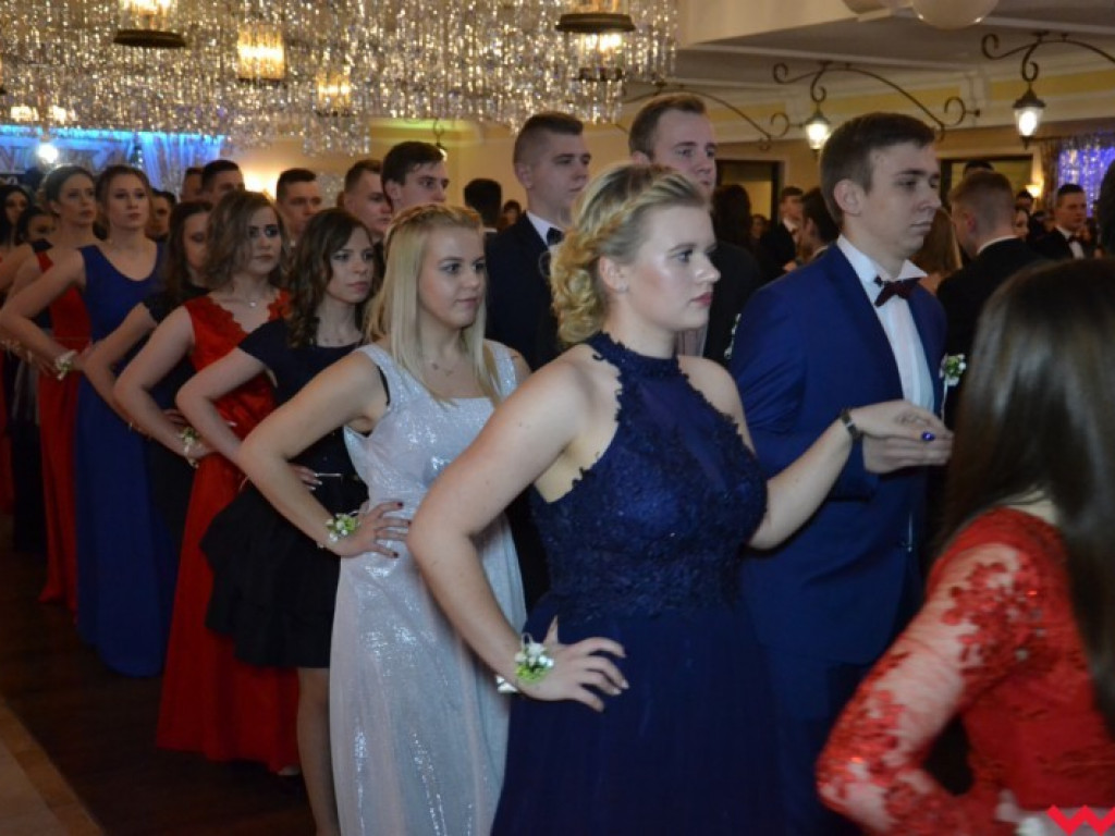 Studniówka 2018. Zobacz jak poloneza zatańczyli maturzyści „rolnika”