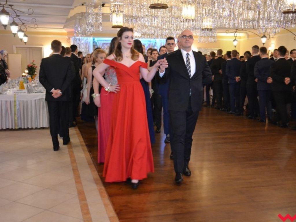 Studniówka 2018. Zobacz jak poloneza zatańczyli maturzyści „rolnika”