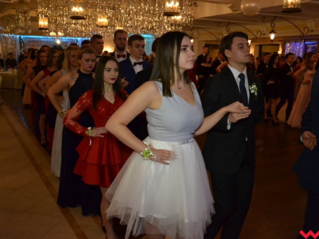 Studniówka 2018. Zobacz jak poloneza zatańczyli maturzyści „rolnika”