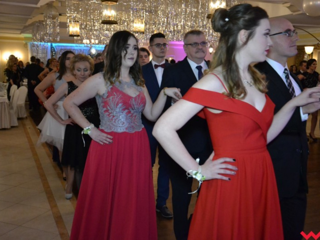 Studniówka 2018. Zobacz jak poloneza zatańczyli maturzyści „rolnika”