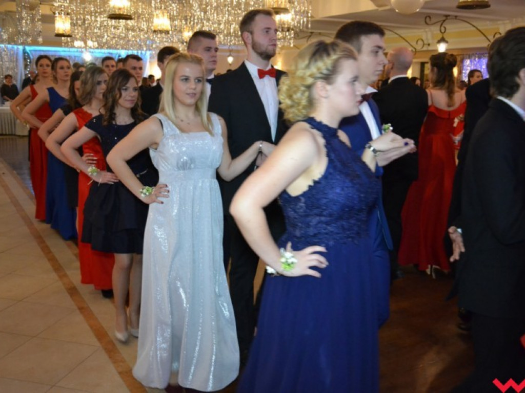 Studniówka 2018. Zobacz jak poloneza zatańczyli maturzyści „rolnika”