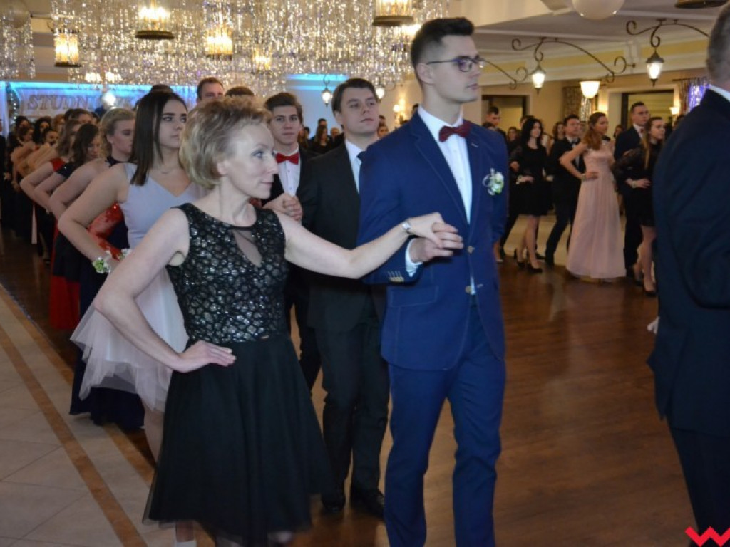 Studniówka 2018. Zobacz jak poloneza zatańczyli maturzyści „rolnika”