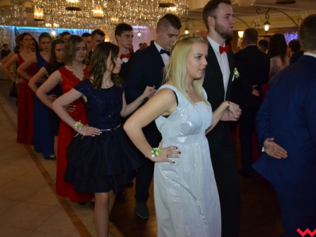 Studniówka 2018. Zobacz jak poloneza zatańczyli maturzyści „rolnika”