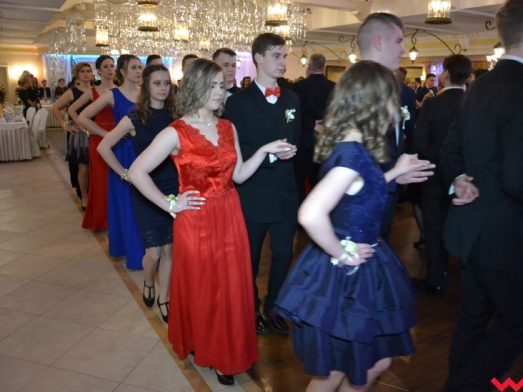 Studniówka 2018. Zobacz jak poloneza zatańczyli maturzyści „rolnika”