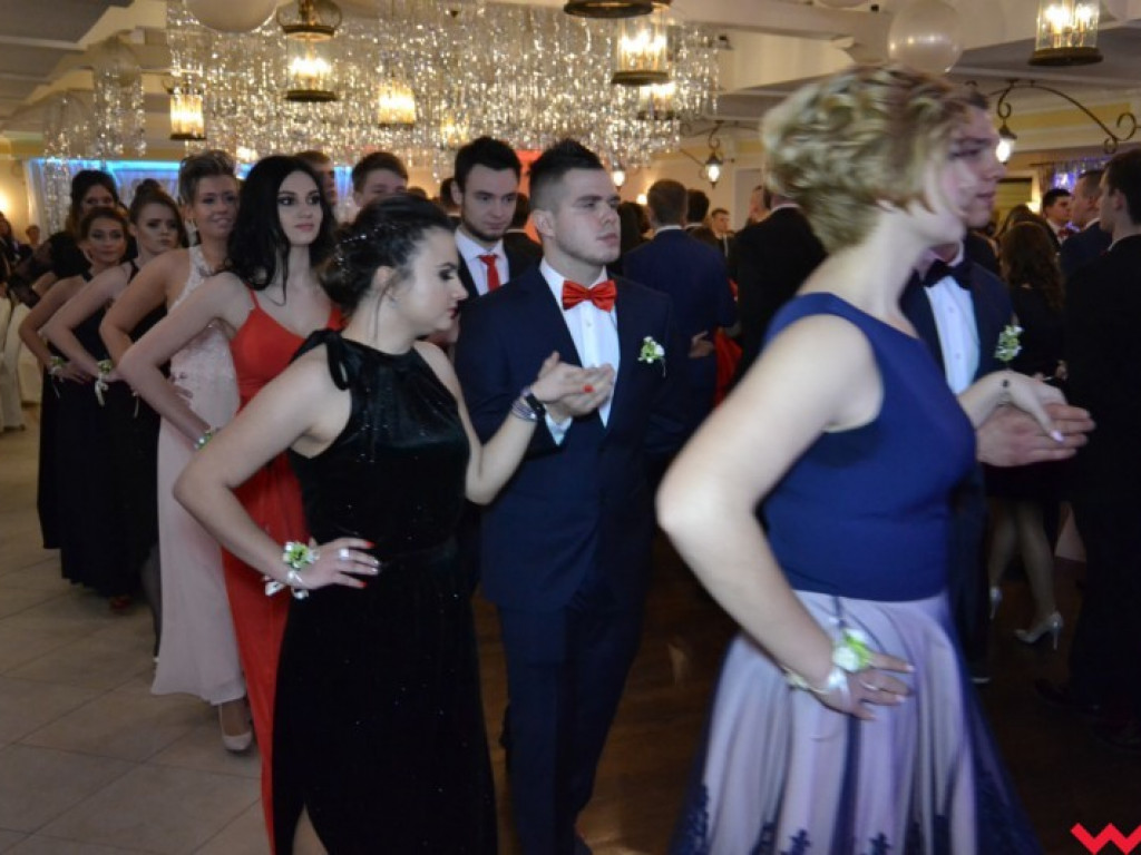 Studniówka 2018. Zobacz jak poloneza zatańczyli maturzyści „rolnika”