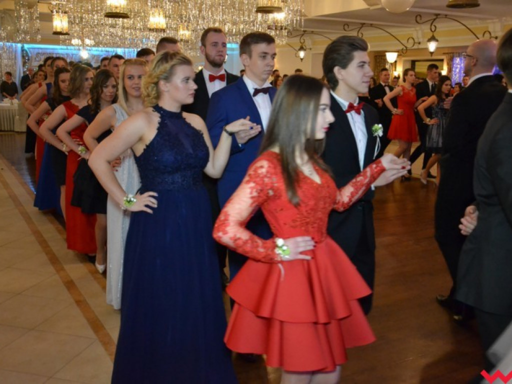 Studniówka 2018. Zobacz jak poloneza zatańczyli maturzyści „rolnika”