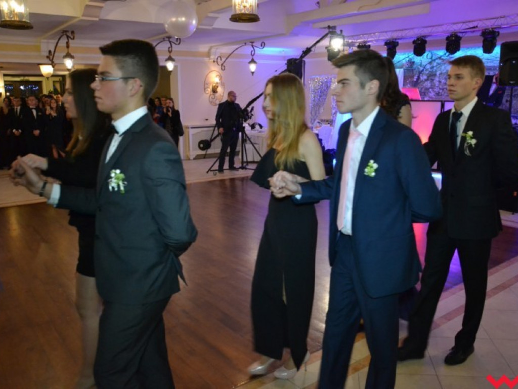 Studniówka 2018. Zobacz jak poloneza zatańczyli maturzyści „rolnika”